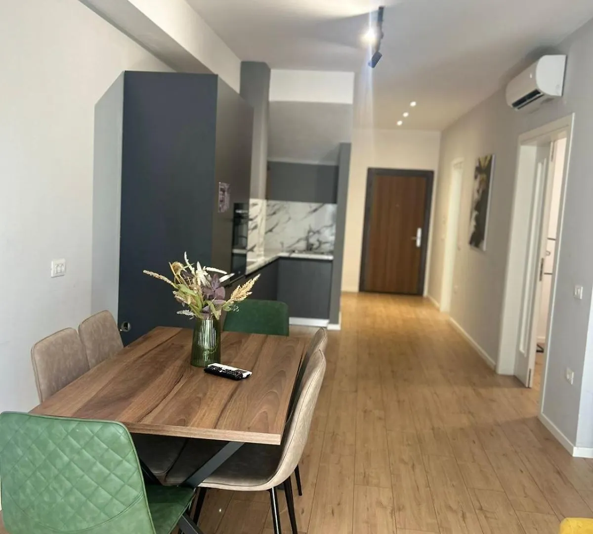 Beautiful Center Apartment Dıraç